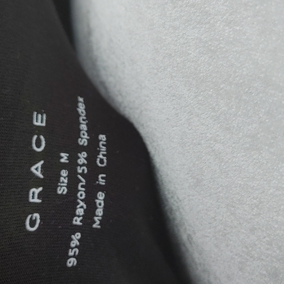 Grace Black Shrit with Flower Detail Size M - Picture 4 of 4